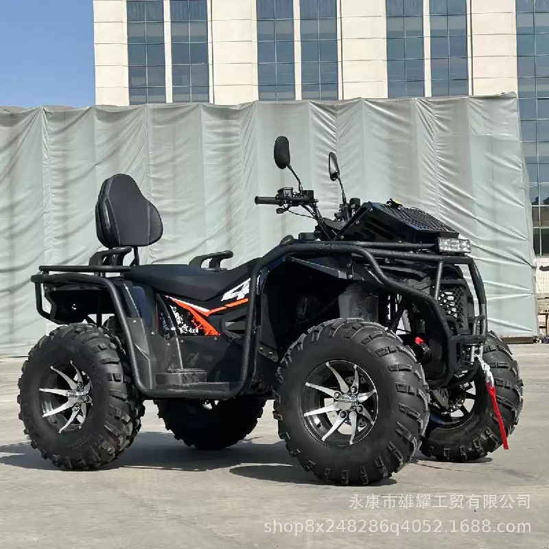 Чёрный квадроцикл 4×4 с багажником и пассажирским сиденьем